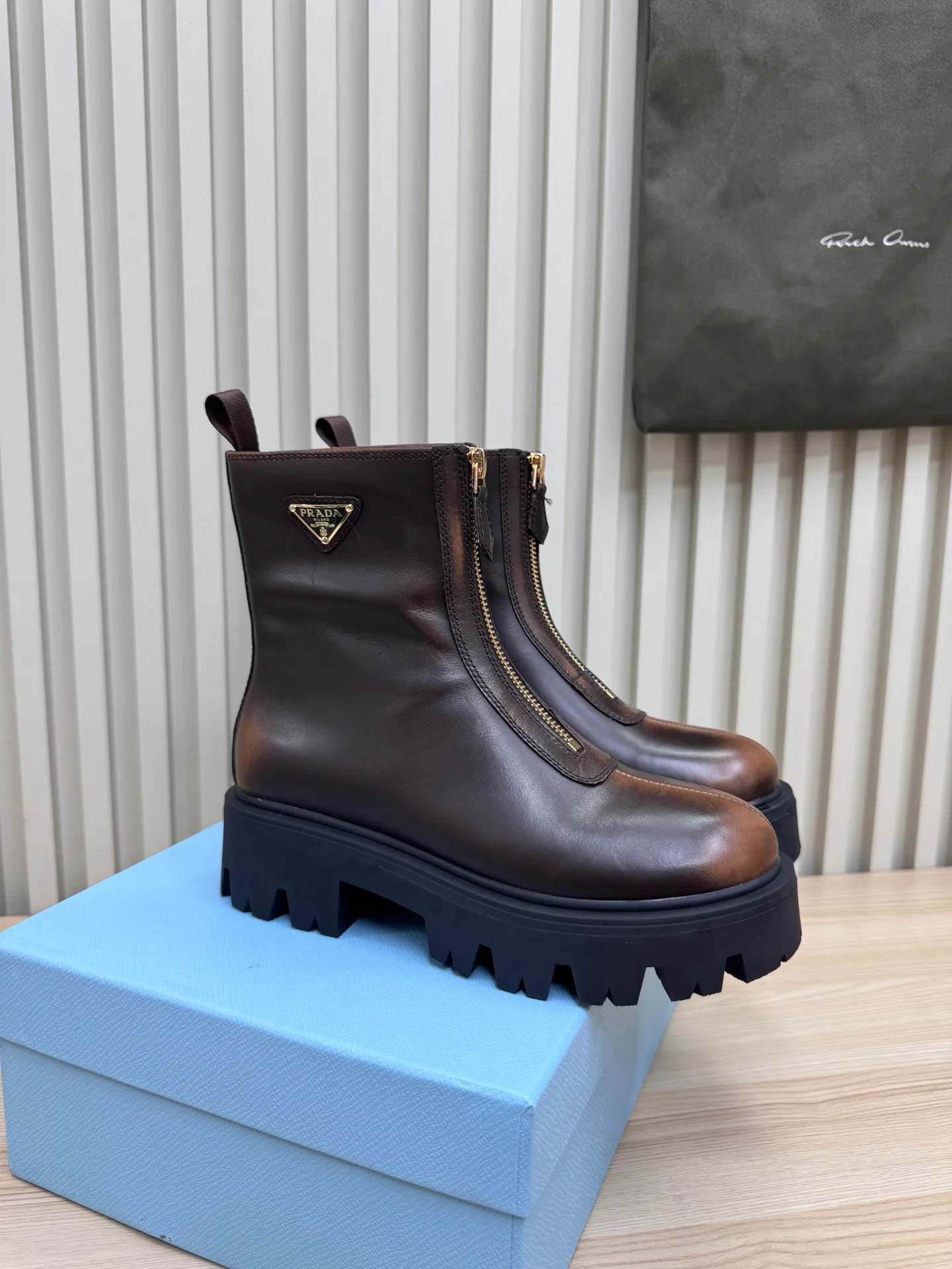 👟👟Ex-factory price 680👟👟 Prada / Prada couple's Martin boots are here, comfortable and elegant to wear. The original molded outsole of the counter is 1:1 replica. It is made of non-slip and wear-resistant imported TPU tin mold vacuum outsole. Tank-shaped thick sole. Fabric: imported anti-explosion cowhide. Lining: imported mixed sheepskin lining. Sheepskin foot pads. Outsole: tin molded beef tendon sole. Code number: 35-41 (42 customized)